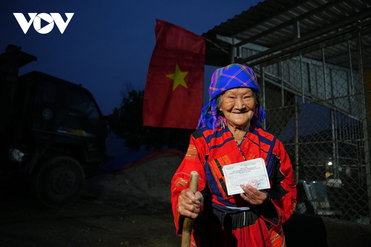 Cán bộ xã vượt núi, gõ cửa từng nhà phát thẻ cử tri tới người dân